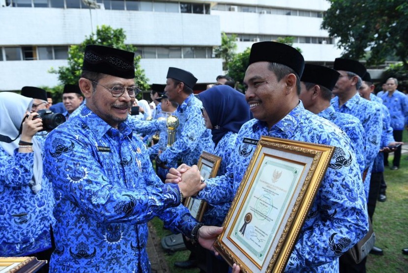 Menteri Pertanian (Mentan), Syahrul Yasin Limpo menyerahkan penghargaan  Abdibaktitani kepada 47 Unit Kerja Pelayanan Publik (UKPP) yang berprestasi dibidang pertanian 2019.