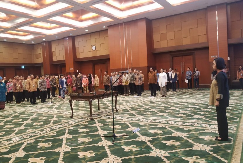 Menteri Keuangan Sri Mulyani dalam acara Pelantikan Eselon II, III, IV dan Fungsional di kantornya, Jakarta, Jumat (29/11). Dalam pelantikan ini, Kemenkeu mulai memangkas eselon III dan IV.