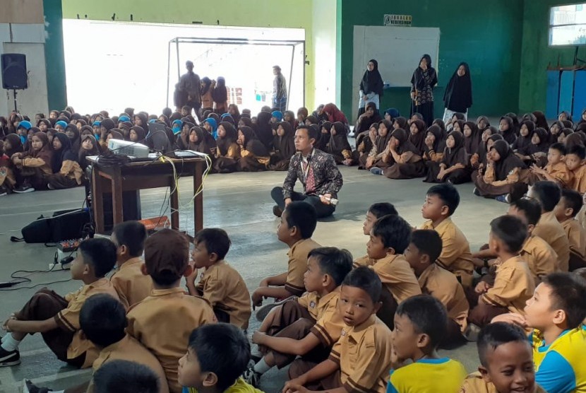 ACT Tasikmalaya memberikan edukasi kepada para siswa di SDIT At Taufiq Al Islamy Tasikmalaya mengenai kondisi Palestina. Edukasi itu diberikan untuk meningkatkan rasa kepedulian para siswa. 