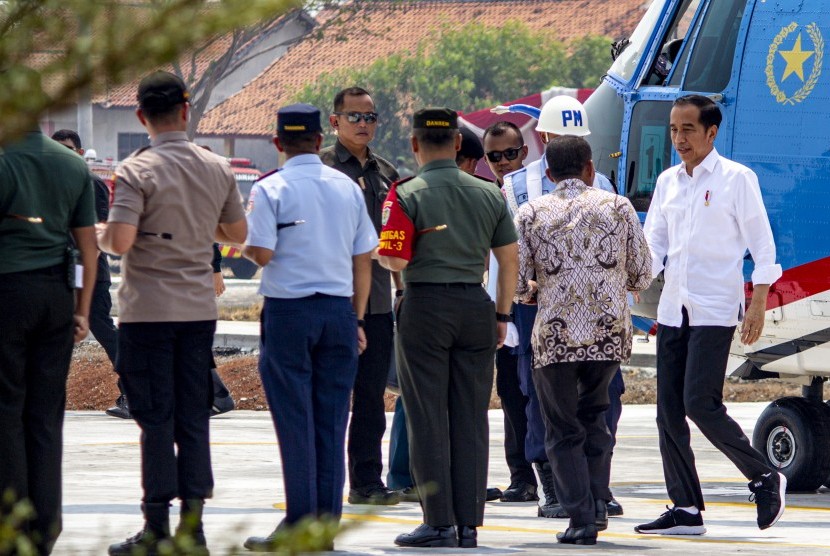 Presiden Joko Widodo (kanan) tiba di Pelabuhan Patimban, Subang, Jawa Barat, Jumat (29/11/2019).