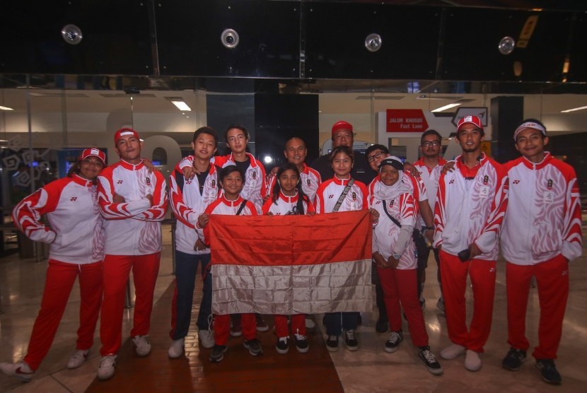 Atlet dan ofisial Timnas Skateboard Indonesia 