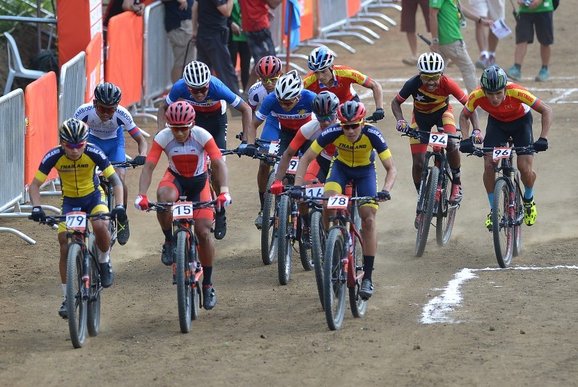 Pembalap sepeda Indonesia Zaenal Fanani (kedua kiri) berpacu dengan pembalap lainnya dalam pertandingan balap sepeda Cross Country SEA Games 2019 di kawasan Batangas, Filipina, Minggu (1/12/2019).