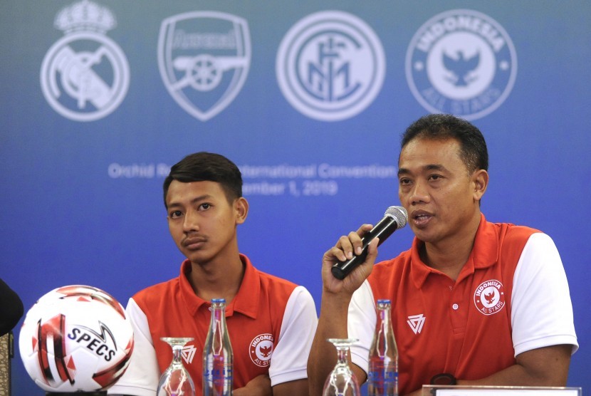 Pelatih Indonesia U-20 All Stars Eko Purdjianto (kanan) yang musim depan akan menjadi asisten pelatih sekaligus manajer PSIS Semarang.