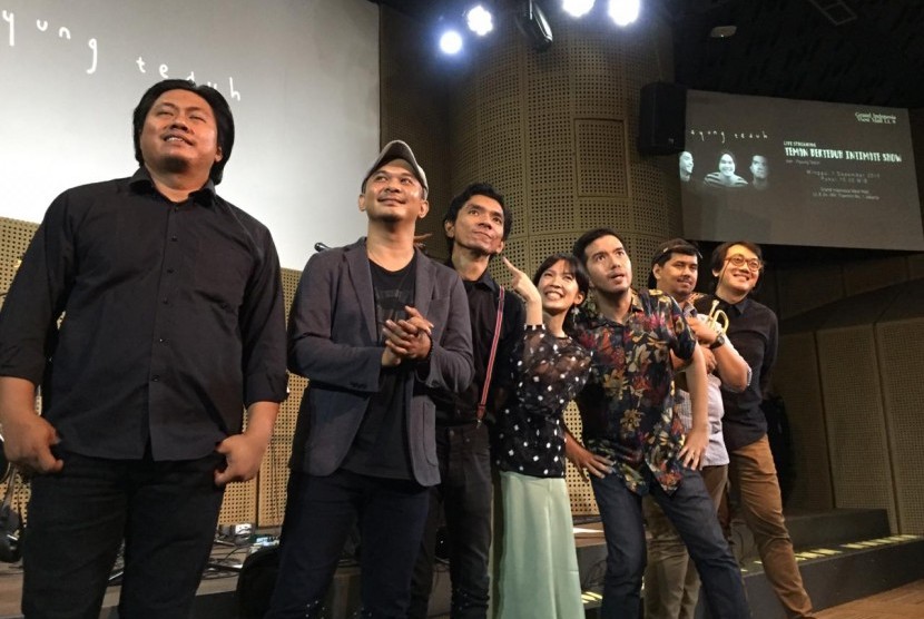 Galeri Indonesia Kaya mempersembahkan Teman Berteduh Intimate Show yang menampilkan Payung Teduh selama 60 menit pada Ahad (1/12).