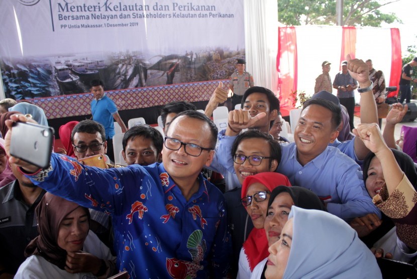 Menteri Kelautan dan Perikanan Edhy Prabowo (kiri) berswafoto bersama warga saat melakukan kunjungan kerja di Pelabuhan Perikanan Untia, Makassar, Sulawesi Selatan, Ahad (1/12/2019). 