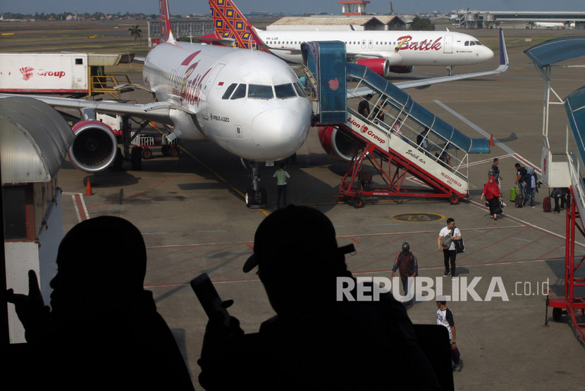 Penumpang Soekarno-Hatta Turun 11 Juta Selama 2019. Sejumlah penumpang turun dari pesawat di Bandara Soekarno Hatta, Tangerang, Banten (ilustrasi).