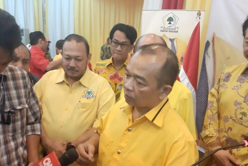 Tim Sukses Airlangga Hartarto, Happy Bone Zukarnain mengambil formulir untuk Airlangga Hartarto di Kantor DPP Golkar. Senin (2/12). 