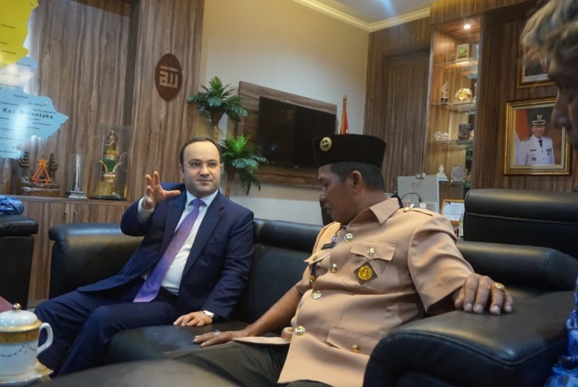 Duta besar Azerbaijan, Jalal Mirzayev bersama Wali Kota Syafrudin pada agenda kunjungan kerjasama Dubes di Pemkot Serang, Banten, Senin (2/12). 