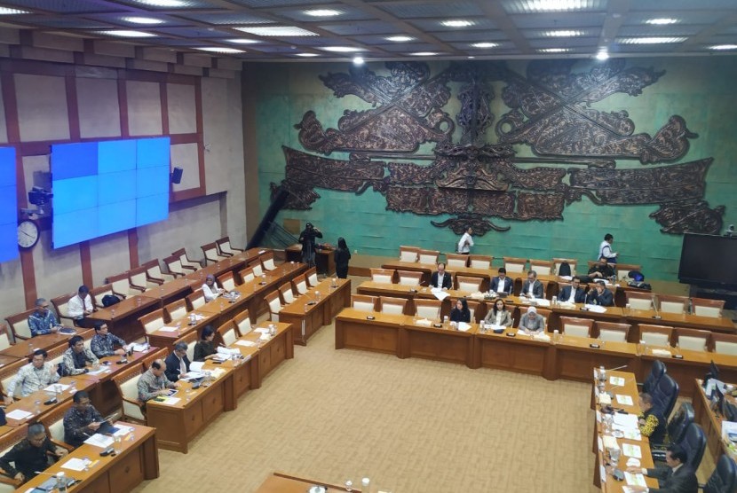 Suasana rapat kerja Kementerian Keuangan dengan Komisi XI DPR di Ruang Komisi XI DPR, Jakarta, Senin (2/12). Rapat membahas perkembanga  penyertaan modal negara (PMN) kepada BUMN. 
