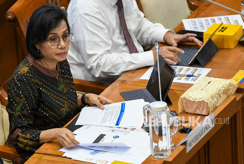 Menteri Keuangan Sri Mulyani (tengah) mengikuti rapat dengan Komisi XI DPR di kompleks Parlemen, Jakarta, Senin (2/12/2019). 