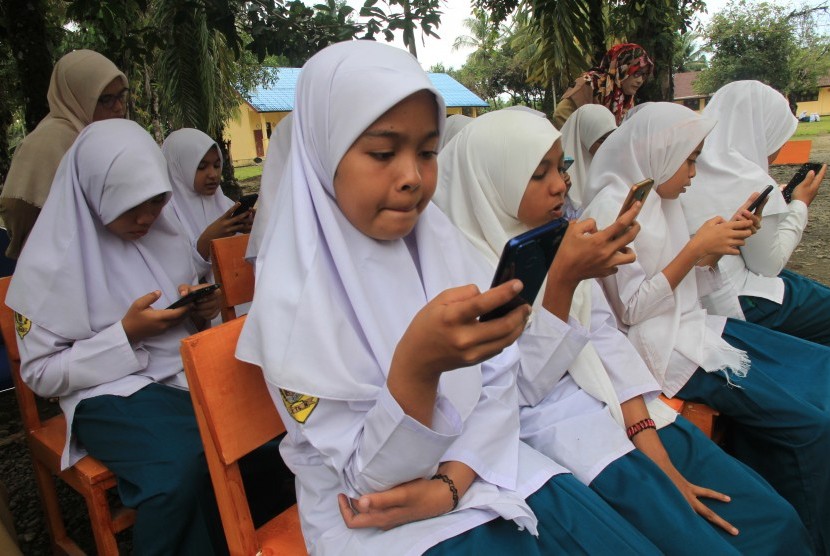 Badan Standar Nasional Pendidikan (BSNP) tidak lagi menerbitkan pos Ujian Sekolah Berstandar Nasional (USBN).  Foto:Sejumlah pelajar mengikuti ujian semester berbasis online dengan menggunakan android di sekolah pedalaman Madrasah Tsanawiyah Negeri 6 Aceh Barat di Kecamatan Arongan Lam Balek, Aceh, Senin (2/12/2019).