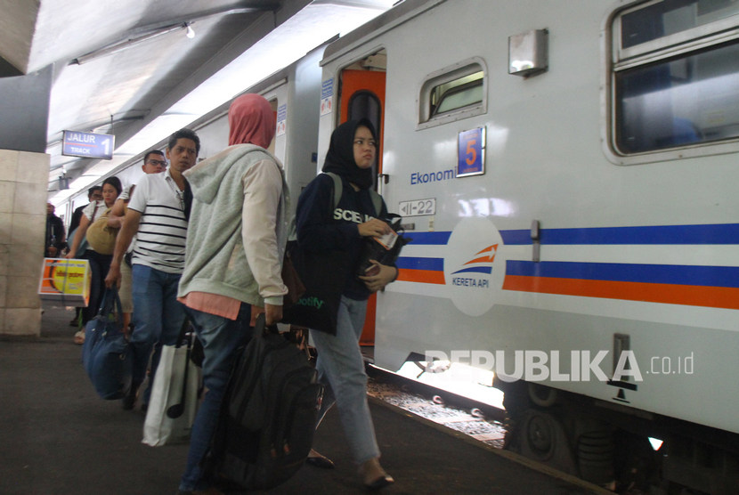 AC split yang berada di dalam Kereta Api lokal 511 Bandung Raya 1 dan 2 jatuh menimpa penumpang. Ilustrasi.