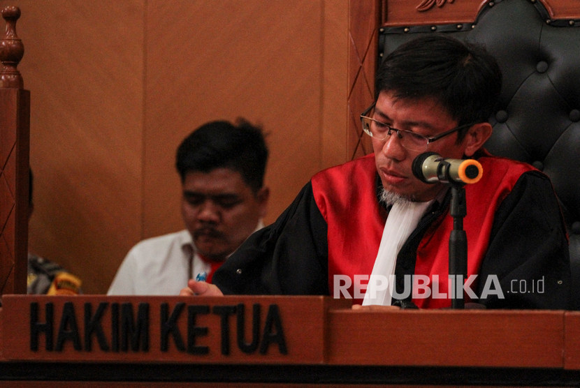 Hakim Ketua Remon Wahyudi (kanan) membacakan Putusan Gugatan Perdata kasus First Travel di Pengadilan Negeri, Depok, Jawa Barat, Senin (2/12/2019). 