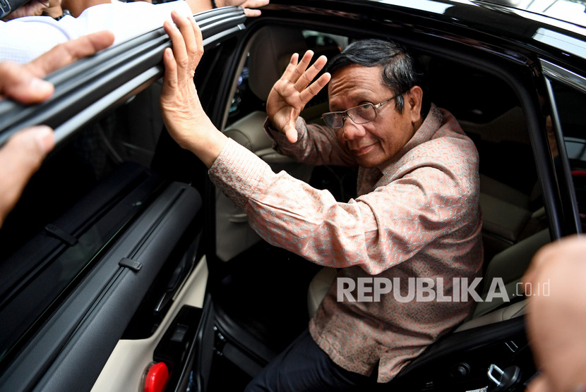 Menko Polhukam Mahfud MD memasuki mobil seusai menyerahkan Laporan Harta Kekayaan Penyelenggara Negara (LHKPN) di gedung KPK, Jakarta, Senin (2/12/2019). 