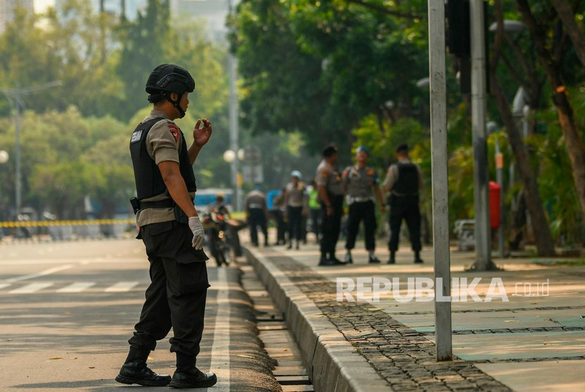 Anggota Gegana Brimob Polri melakukan pemeriksaan TKP ledakan di Jalan Medan Merdeka Utara, kawasan Monas, Jakarta, Selasa (3/12/2019).