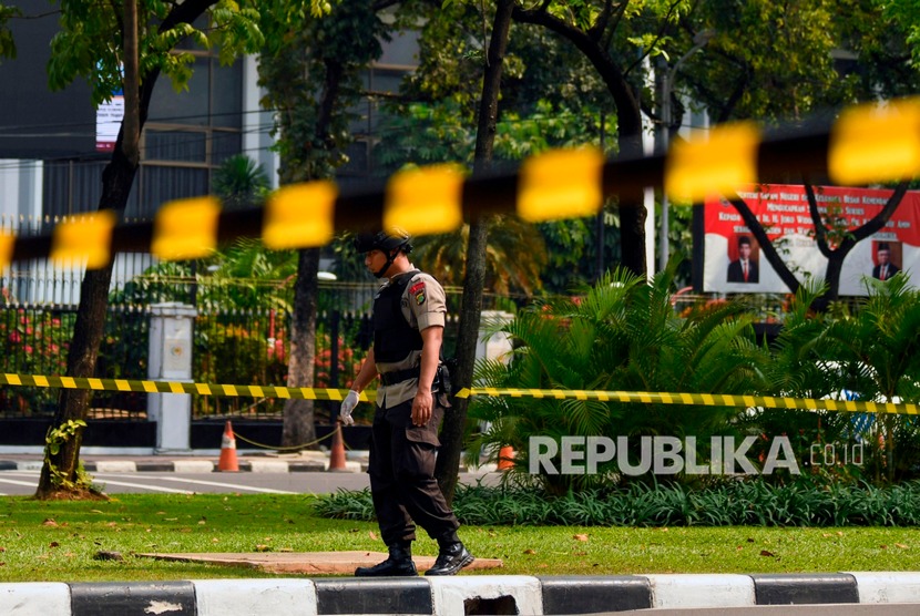 Anggota Gegana Brimob Polri melakukan pemeriksaan di sekitar TKP ledakan di Jalan Medan Merdeka Utara, kawasan Monas, Jakarta, Selasa (3/12/2019).
