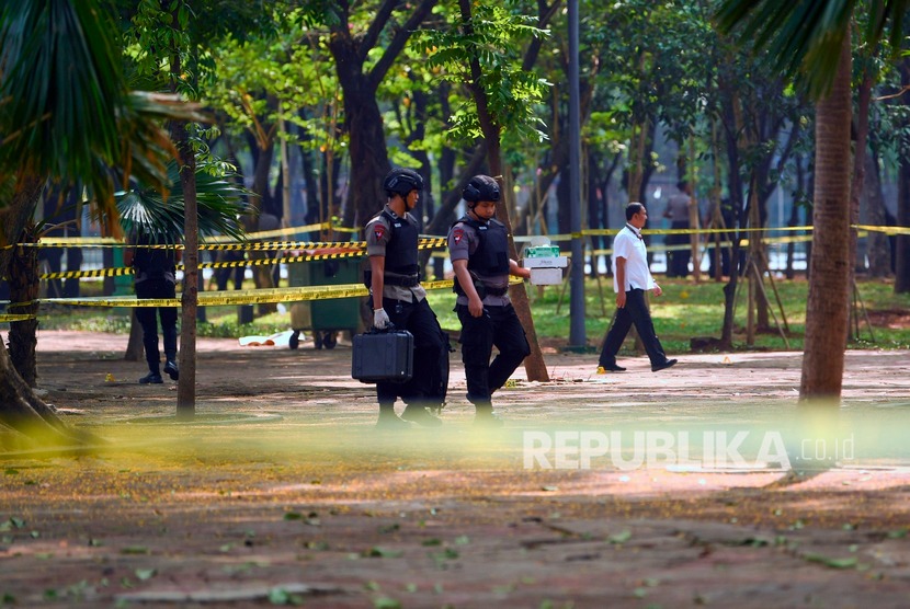 Anggota Gegana Brimob Polri melakukan pemeriksaan TKP ledakan di kawasan Monas, Jakarta, Selasa (3/12/2019).