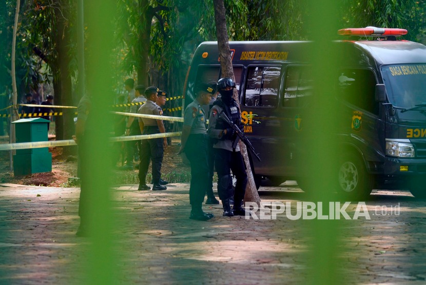 Anggota Polri bersenjata laras panjang berjaga saat pemeriksaan TKP ledakan di kawasan Monas, Jakarta, Selasa (3/12/2019).