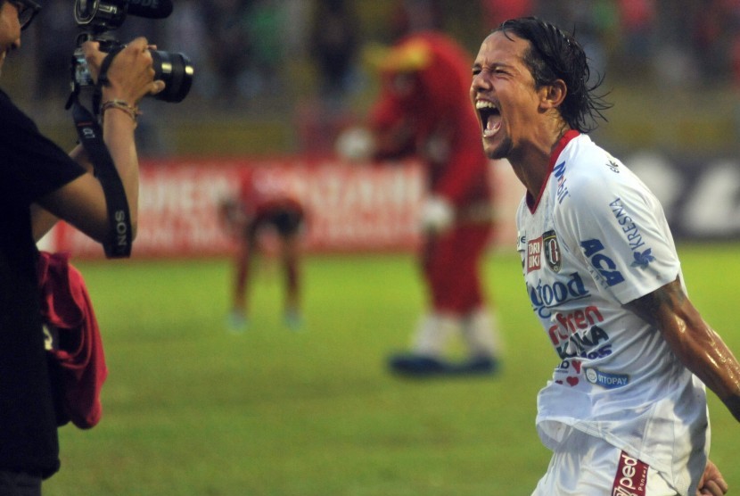 Pesepak bola Bali United, Irfan Bachdim (tengah) meluapkan kegembiraannya, pasca mengalahkan tuan rumah Semen Padang FC dan memastikan meraih gelar juara Liga 1 2019, di Stadion GOR H Agus Salim, Padang, Sumatera Barat, Senin (2/12/2019).