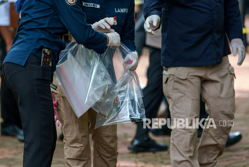 Anggota Labfor Mabes Polri mengumpulkan barang bukti di TKP ledakan di kawasan Monas, Jakarta, Selasa (3/12/2019)