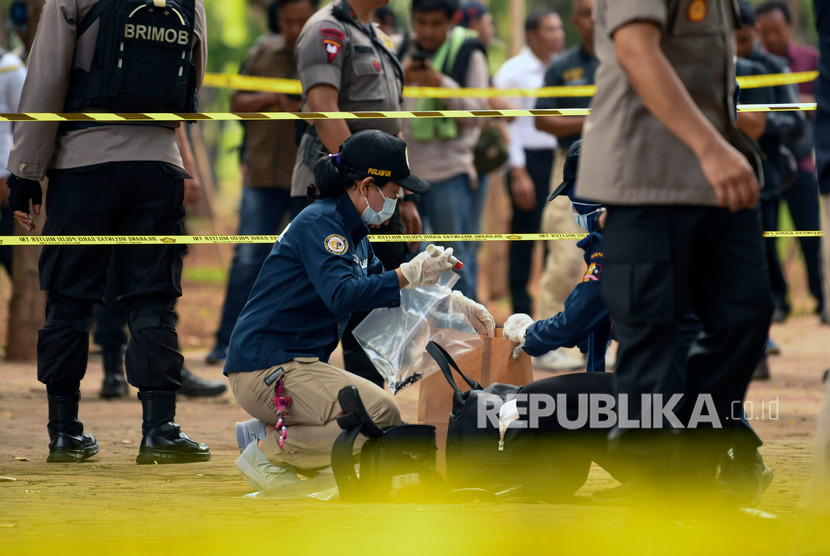 Anggota Labfor Mabes Polri mengumpulkan barang bukti di TKP ledakan di kawasan Monas, Jakarta, Selasa (3/12/2019). 