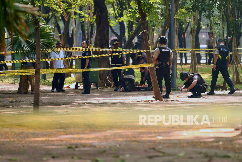 Anggota Gegana Brimob Polri melakukan pemeriksaan TKP ledakan di kawasan Monas, Jakarta, Selasa (3/12/2019). 