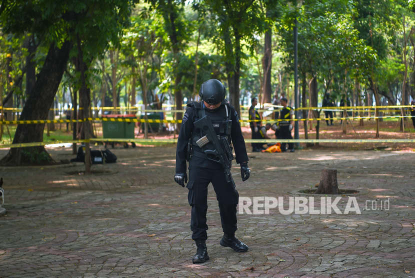 Anggota Gegana Brimob Polri berjaga di sekitar TKP ledakan di kawasan Monas, Jakarta, Selasa (3/12/2019). 