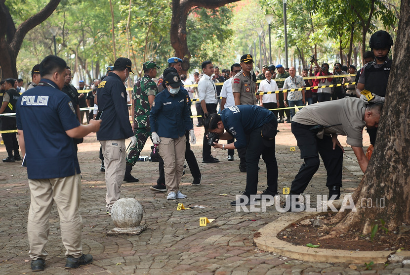 Anggota Labfor Mabes Polri mengumpulkan barang bukti di TKP ledakan di kawasan Monas, Jakarta, Selasa (3/12/2019). Polisi telah membuka garis polisi di TKP.