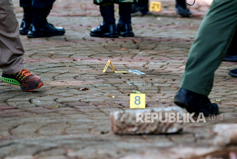 Anggota Labfor Mabes Polri mengumpulkan barang bukti di TKP ledakan di kawasan Monas, Jakarta, Selasa (3/12/2019). Polisi bentuk satgas ungkap pemilik granat asap. 