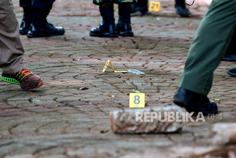 Anggota Labfor Mabes Polri mengumpulkan barang bukti di TKP ledakan di kawasan Monas, Jakarta, Selasa (3/12/2019). 