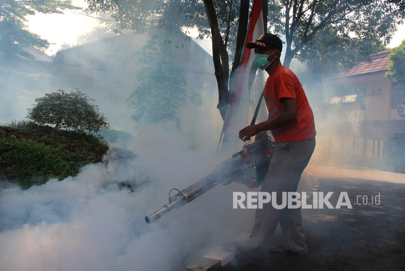Petugas melakukan fogging atau pengasapan di Ponsok Cabe, Tangerang Selatan beberapa waktu lalu. (ilustrasi)