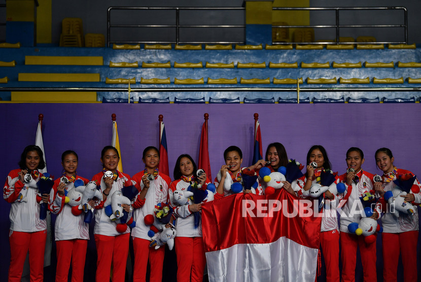 Timnas bulu tangkis putri Indonesia menunjukkan medali perak nomor beregu putri SEA Games 2019 di Kompleks Olahraga Muntinlupa, Manila, Filipina, Selasa (3/12/2019).