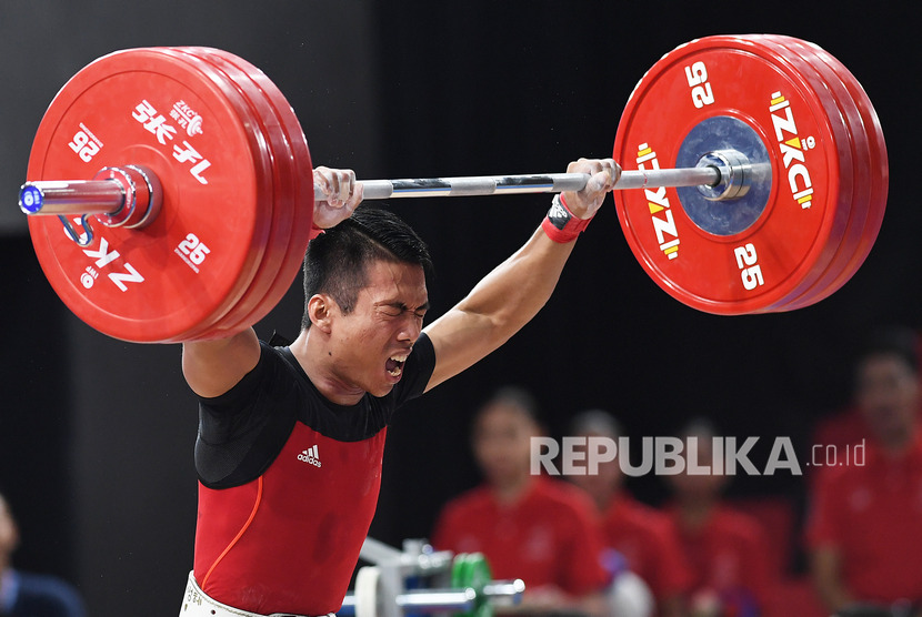 Lifter Indonesia Deni mengangkat beban dalam pertandingan Angkat Besi 67Kg Putra SEA Games ke-30 di Stadion RSMC Nino Aquino, Manila, Filipina, Selasa (3/12/19).