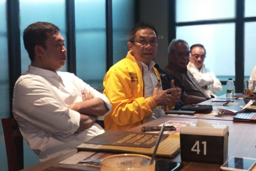 Tiga bakal calon ketua umum Golkar, Bambang Soesatyo, Indra Bambang Utoyo, dan Agun Gunandjar, berbicara soal pengunduran diri mereka di Rumah Makan Sate Khas Senayan, Pakubuwono, Jakarta Selatan, Selasa (3/12) sore.