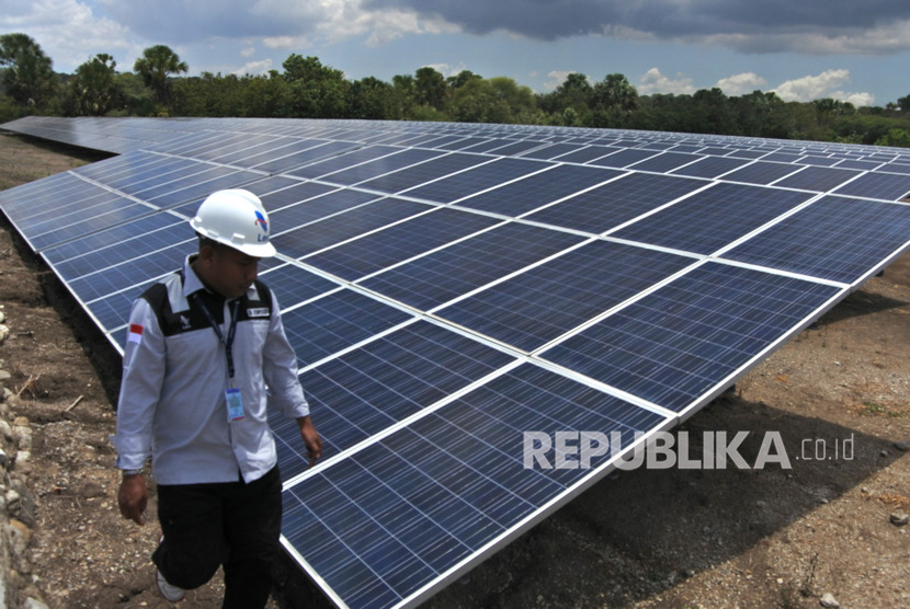 Seorang operator berjalan di samping sejumlah panel PLTS di desa Oelpuah, Kabupaten Kupang, Selasa (3/12). Teknologi Baran Energy menggabungkan teknologi panel surya dan baterai penyimpanan.