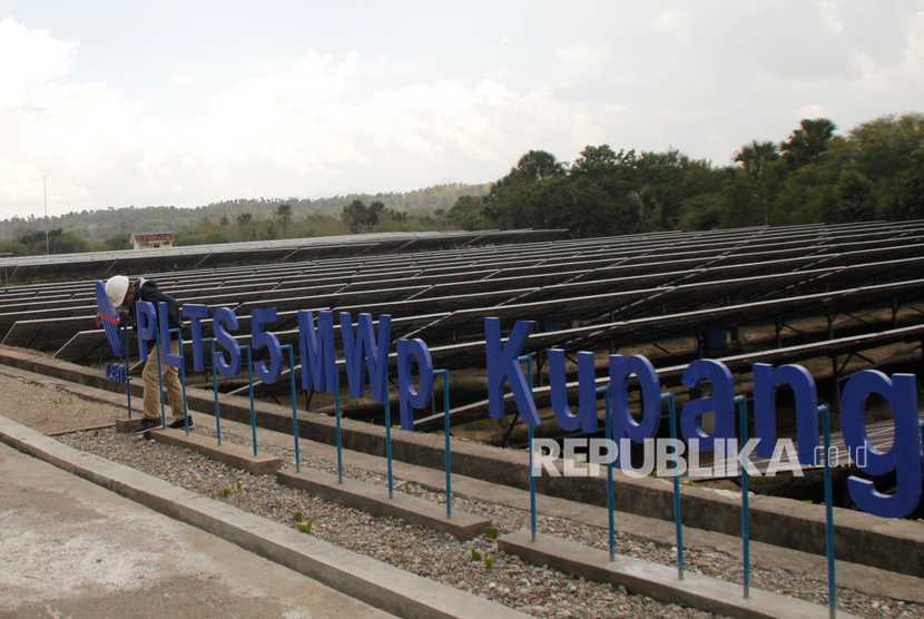 Hamparan Pembangkit Listrik Tenaga Surya (PLTS) Oelpuah, di desa Oelpuah, Kabupaten Kupang, Selasa (3/12).