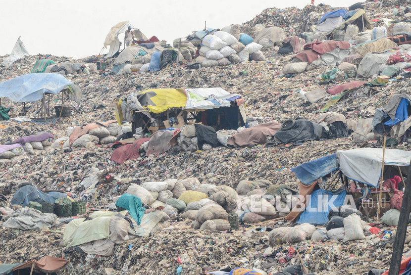 Sejumlah pemulung beraktifitas di TPST (Tempat Pembuangan Sampah Terpadu) Bantar Gebang, Bekasi, Jawa Barat, Selasa (3/12/2019). 