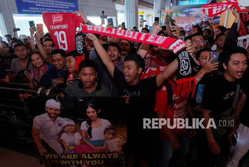 Suporter meneriakan yel-yel saat menyambut kedatangan pemain Bali United di Bandara I Gusti Ngurah Rai, Badung, Bali, Selasa (3/12/2019).