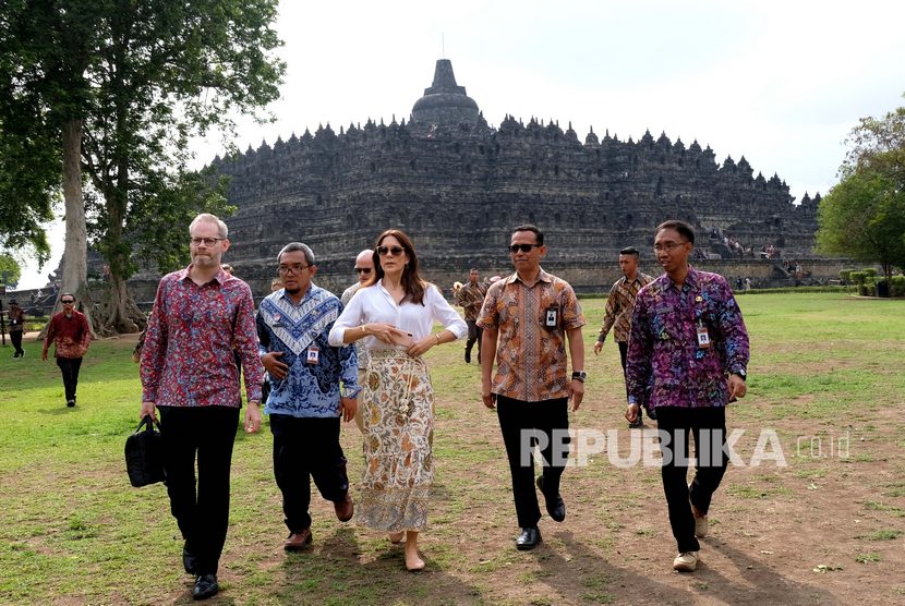 Puteri mahkota Kerajaan Denmark Mary Elizabeth Donaldson (tengah) mengunjungi candi Borobudur, Magelang, Jawa Tengah, Rabu (4/12/2019).