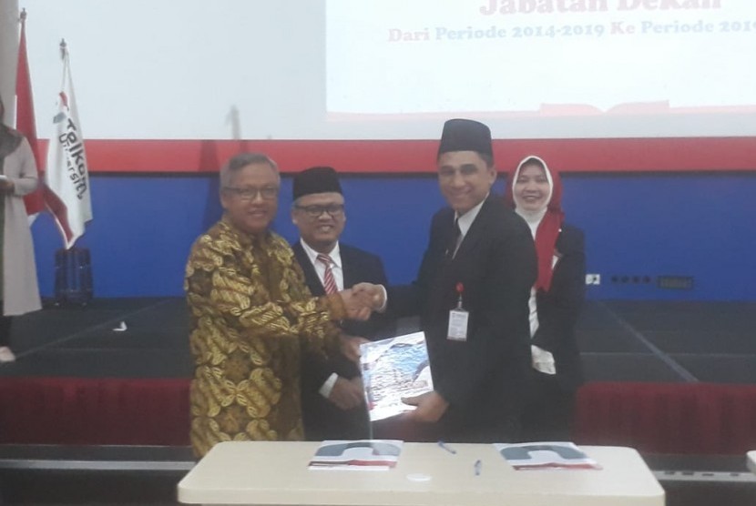 Rektor Telkom University, Adiwijaya melantik 7 Dekan dan 14 Wakil Dekan baru periode 2019-2024 di Gedung Fakultas Komunikasi dan Bisnis, Telkom University, Rabu (4/12). Diharapkan seluruh pimpinan tersebut bisa lebih meningkatkan tata kelola perguruan tinggi yang sudah berjalan baik dan memiliki integritas. (Republika/M Fauzi Ridwan)