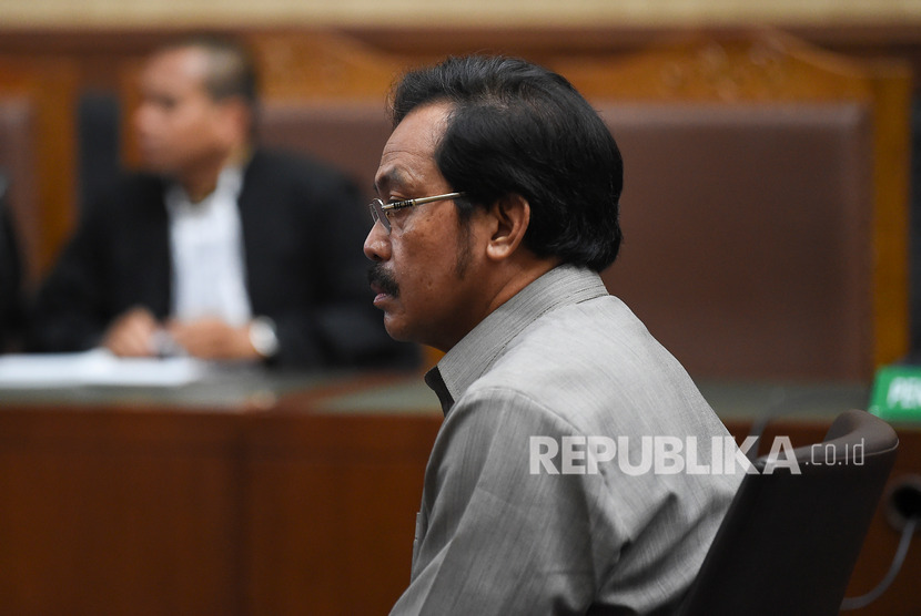 Tersangka Gubernur Kepulauan Riau nonaktif Nurdin Basirun mengikuti sidang dakwaan di Pengadilan Tipikor, Jakarta, Rabu (4/12/2019). 