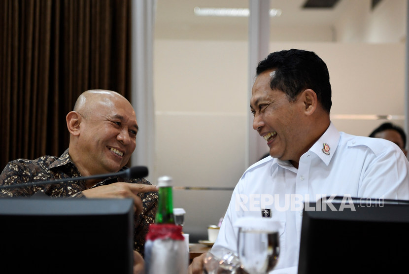 Menteri Koperasi dan UKM Teten Masduki (kiri) bersama Kepala Bulog Budi Waseso (kanan) mengikuti rapat terbatas tentang pengelolaan cadangan beras pemerintah di Kantor Presiden, Jakarta, Rabu (4/12/2019).