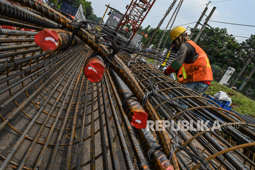 Pekerja menyelesaikan pembangunan jembatan layang (flyover) di kawasan Lenteng Agung, Jakarta, Rabu (4/12/2019).