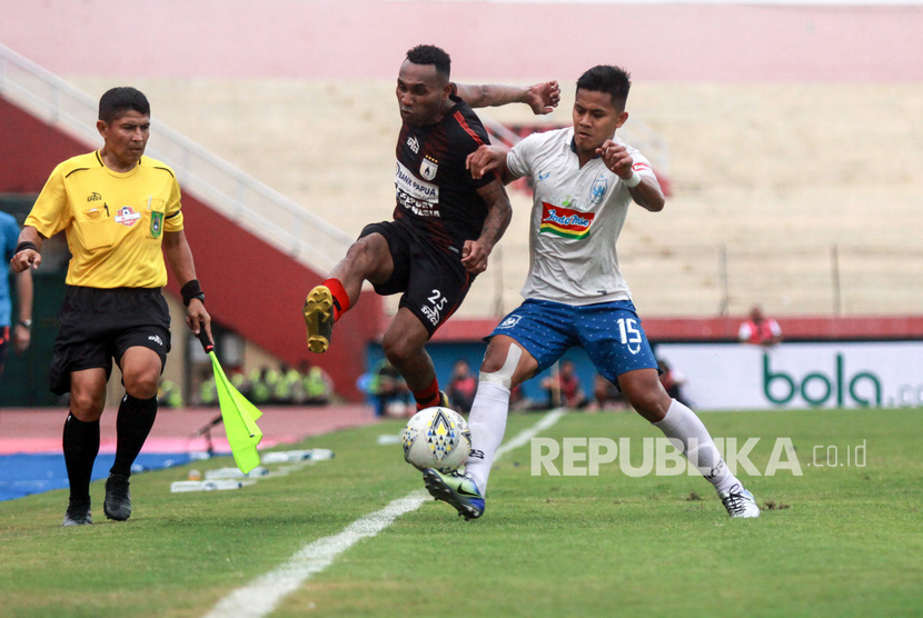 Pesepak bola Persipura Titus Bonai (tengah) berebut bola dengan pesepak bola PSIS Semarang Frendi Saputra (kanan) pada lanjutan Liga 1 2019 di Stadion Gelora Delta Sidoarjo, Jawa Timur, Rabu (4/12/2019). 