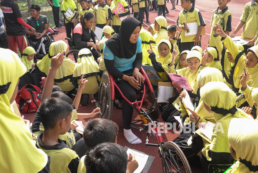 Sejumlah siswa Tamirul Islam mewawancarai atlet National Paralympic Committee (NPC) cabang balap kursi roda saat pemusatan latihan ASEAN Para Games (APG) 2020 di Lapangan Universitas Sebelas Maret, Solo, Jawa Tengah, Rabu (5/11/2019).