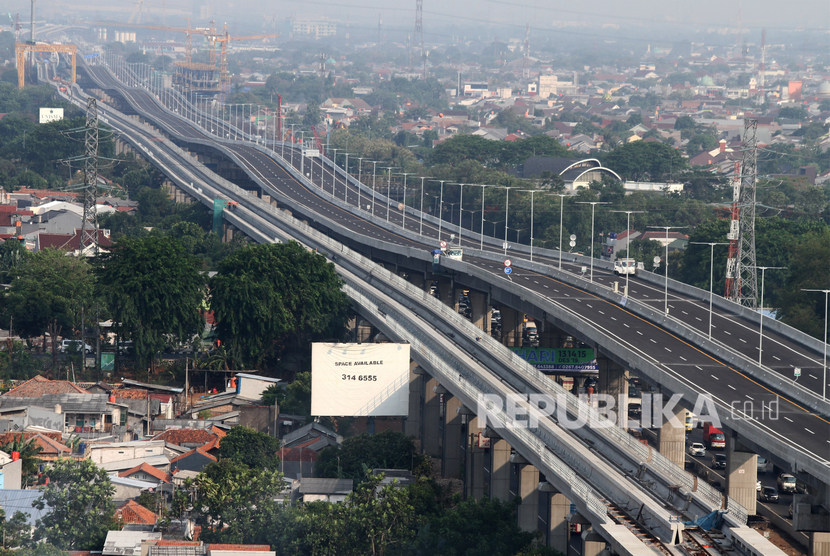 Suasana jalan Tol layang Jakarta-Cikampek II (Elevated) di Bekasi, Jawa Barat, Rabu (4/12/2019). 