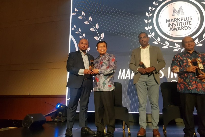 Direktur SDM dan Tata Kelola Pupuk Indonesia Winardi menerima penghargaan dalam ajang Markplus Institute Award 2019 kategori Resource, Infrastructure and Utility di Jakarta, Rabu (4/12).