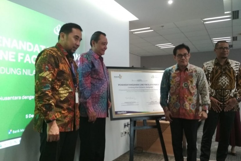 PT Bank Muamalat Indonesia Tbk. menandatangani Perjanjian Kerja Sama fasilitas lindung nilai (hedging) syariah dengan PT Kharisma Pemasaran Bersama Nusantara (KPBN) atau Indonesia Commodity (INACOM) di Muamalat Tower, Jakarta, Kamis (5/12)
