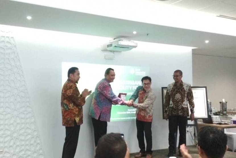 PT Bank Muamalat Indonesia Tbk. menandatangani Perjanjian Kerja Sama fasilitas lindung nilai (hedging) syariah dengan PT Kharisma Pemasaran Bersama Nusantara (KPBN) atau Indonesia Commodity (INACOM) di Muamalat Tower, Jakarta, Kamis (5/12)