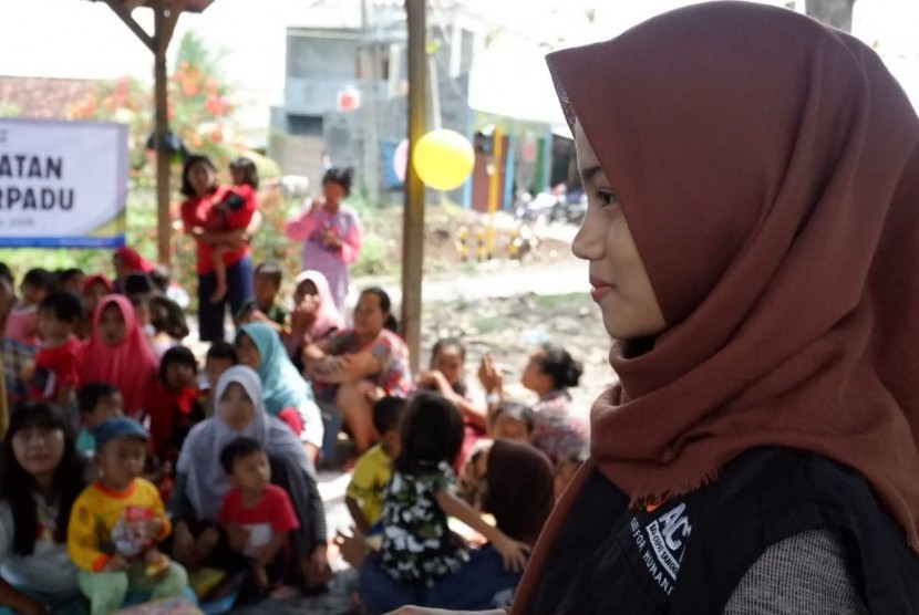 Hari Relawan Internasional 5 Desember 2019, relawan ACT Lampung membagikan paket gizi dan lomba mewarnai anak-anak Tempat Pembuangan Akhir sampah Bakunf, Bandar Lampung, Kamis (5/12).